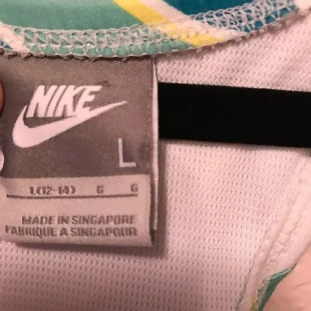 *30off3* NWOT. Nike Striped tank with built in sports bra.‎